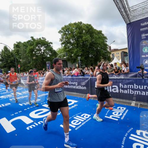 29.06.2025 - hella hamburg halbmarathon Zöllner http://msf.ph/oto/8407647 29.06.2025 10:42:31 Ziel 1209, 1256, 1353, 1800, 1962, 2233, 3523, 7116, 7448, 7693, 7734, 11907, 13446, 14226, 15095, 15175, 15623, 16281, 16295, 16333, 17016, 17637, 17733, 17911, 18330, 18680 meine-sportfotos.de