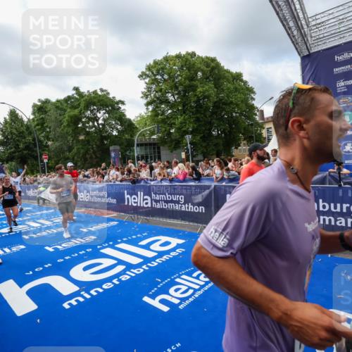 29.06.2025 - hella hamburg halbmarathon Zöllner http://msf.ph/oto/8407675 29.06.2025 10:42:33 Ziel 1209, 1256, 1353, 1735, 1800, 1962, 2233, 3523, 7116, 7448, 7508, 7693, 7734, 13446, 15095, 15623, 16295, 16333, 17016, 17637, 17733, 17911, 18680 meine-sportfotos.de