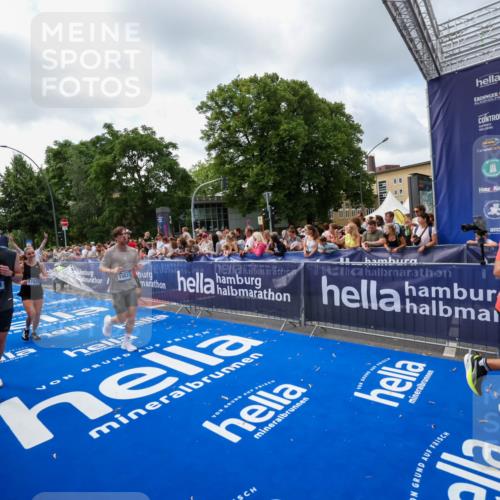 29.06.2025 - hella hamburg halbmarathon Zöllner http://msf.ph/oto/8407683 29.06.2025 10:42:33 Ziel 1209, 1256, 1353, 1735, 1800, 1962, 2233, 3523, 7116, 7448, 7508, 7693, 7734, 13446, 15095, 15623, 16295, 16333, 17016, 17637, 17733, 17911, 18680 meine-sportfotos.de