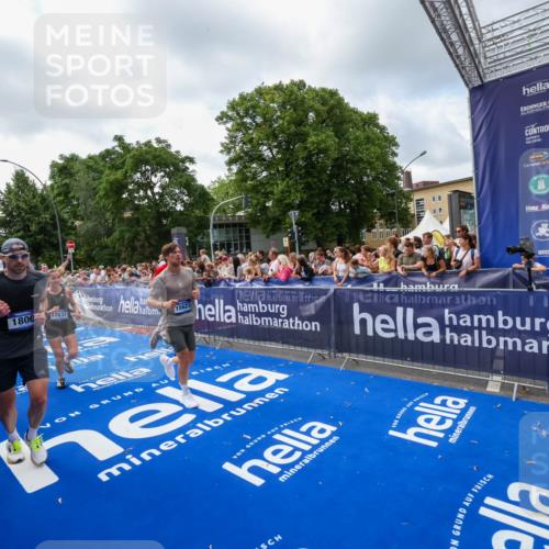 29.06.2025 - hella hamburg halbmarathon Zöllner http://msf.ph/oto/8407687 29.06.2025 10:42:33 Ziel 1209, 1256, 1353, 1735, 1800, 1962, 2233, 3523, 7116, 7448, 7508, 7693, 7734, 13446, 15095, 15623, 16295, 16333, 17016, 17637, 17733, 17911, 18680 meine-sportfotos.de