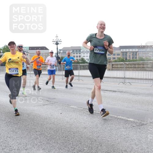29.06.2025 - hella hamburg halbmarathon Lena Gebhardt http://msf.ph/oto/8407690 29.06.2025 10:04:04 Lombardsbrücke 103, 3486, 8421, 8423, 8422, 13173, 17098, 1032, 1355, 1367, 2277, 2683, 2759, 2979, 3488, 4095, 4488, 4587, 5058, 5354, 5363, 5365, 5396, 5613, 5976, 6142, 6706, 6709, 7006, 7017, 7306, 7485, 8177, 8421, 8422, 8423, 8469, 8484, 8727, 9280, 9526, 9899, 10389, 10756, 11402, 11511, 11582, 11614, 12004, 12005, 12336, 12653, 12998, 13173, 13583, 13793, 14340, 14436, 14917, 15520, 15525, 15643, 15678, 15859, 16099, 16113, 16621, 17071, 17098, 17437, 17550 meine-sportfotos.de