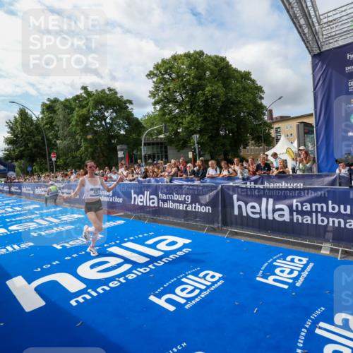 29.06.2025 - hella hamburg halbmarathon Zöllner http://msf.ph/oto/8407694 29.06.2025 10:15:51 Ziel 45 meine-sportfotos.de