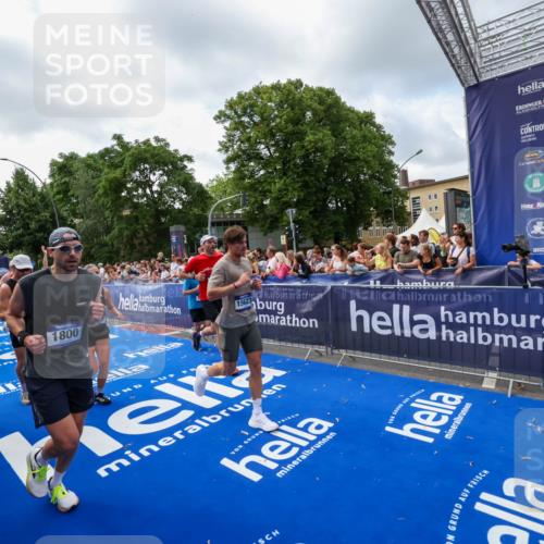 29.06.2025 - hella hamburg halbmarathon Zöllner http://msf.ph/oto/8407695 29.06.2025 10:42:34 Ziel 1209, 1353, 1735, 1800, 1962, 2233, 4235, 7116, 7448, 7508, 7734, 13446, 15623, 16295, 16333, 17016, 17637, 17733, 17911, 18680 meine-sportfotos.de