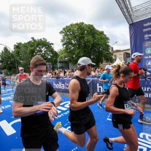 29.06.2025 - hella hamburg halbmarathon Zöllner http://msf.ph/oto/8407716 29.06.2025 10:42:35 Ziel 1209, 1353, 1735, 1800, 1962, 4235, 7116, 7448, 7508, 7734, 13446, 16295, 16333, 17016, 17637, 17733, 17911, 18680 meine-sportfotos.de