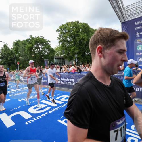 29.06.2025 - hella hamburg halbmarathon Zöllner http://msf.ph/oto/8407725 29.06.2025 10:42:35 Ziel 1209, 1353, 1735, 1800, 1962, 4235, 7116, 7448, 7508, 7734, 13446, 16295, 16333, 17016, 17637, 17733, 17911, 18680 meine-sportfotos.de