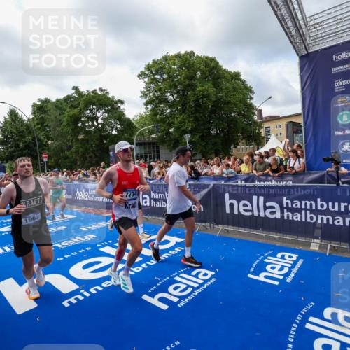29.06.2025 - hella hamburg halbmarathon Zöllner http://msf.ph/oto/8407730 29.06.2025 10:42:35 Ziel 1209, 1353, 1735, 1800, 1962, 4235, 7116, 7448, 7508, 7734, 13446, 16295, 16333, 17016, 17637, 17733, 17911, 18680 meine-sportfotos.de