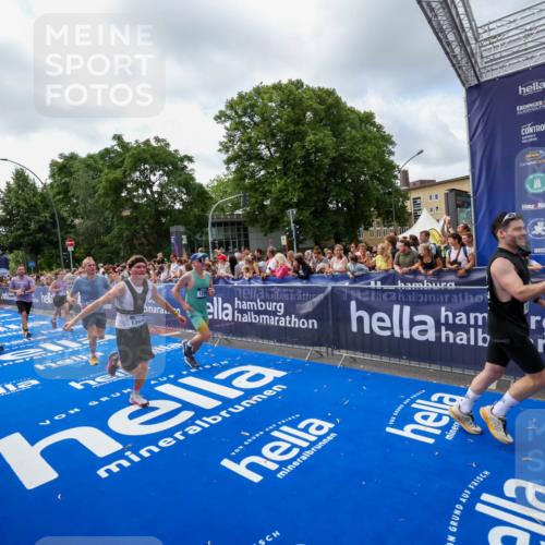 29.06.2025 - hella hamburg halbmarathon Zöllner http://msf.ph/oto/8407753 29.06.2025 10:42:36 Ziel 1209, 1353, 1735, 1962, 4235, 7116, 7448, 7508, 7734, 13446, 13483, 16295, 16333, 17016, 17733, 18632, 18680 meine-sportfotos.de