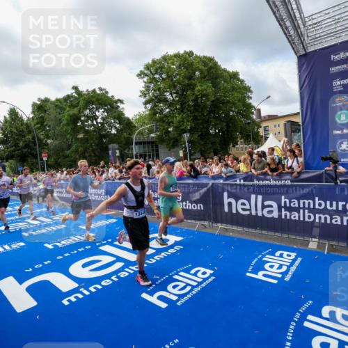 29.06.2025 - hella hamburg halbmarathon Zöllner http://msf.ph/oto/8407760 29.06.2025 10:42:37 Ziel 1209, 1735, 1962, 4235, 7508, 13446, 13483, 16295, 16333, 17016, 17733, 18275, 18632, 18680 meine-sportfotos.de