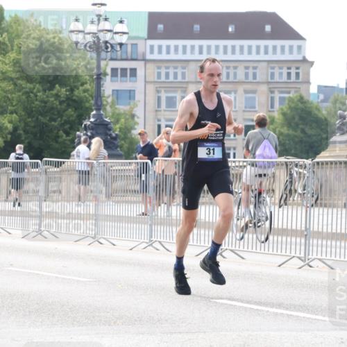 29.06.2025 - hella hamburg halbmarathon Lena Gebhardt http://msf.ph/oto/8407762 29.06.2025 09:36:59 Lombardsbrücke 31, 31, 19227 meine-sportfotos.de