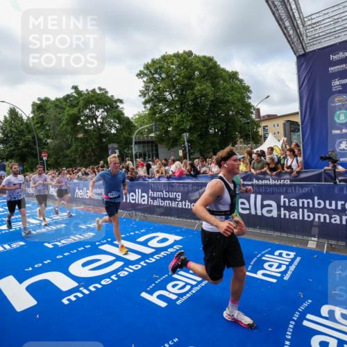 29.06.2025 - hella hamburg halbmarathon Zöllner http://msf.ph/oto/8407772 29.06.2025 10:42:37 Ziel 1209, 1735, 1962, 4235, 7508, 13446, 13483, 16295, 16333, 17016, 17733, 18275, 18632, 18680 meine-sportfotos.de
