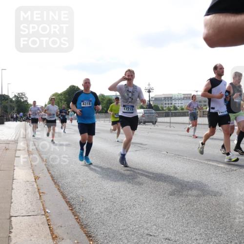 29.06.2025 - hella hamburg halbmarathon Lena Gebhardt http://msf.ph/oto/8407784 29.06.2025 09:49:50 Lombardsbrücke 17214, 4318, 1905, 17215, 18979, 1343, 1445, 1615, 1800, 1975, 2324, 2415, 2573, 2750, 2949, 2980, 3014, 3136, 3282, 3431, 3530, 4148, 4303, 4318, 4425, 4528, 4766, 5248, 6095, 6123, 6682, 7035, 7229, 7495, 7796, 8370, 8465, 8629, 8925, 9264, 9265, 9294, 9296, 9686, 9914, 9979, 10680, 10930, 11765, 12327, 12839, 13141, 13457, 13800, 14077, 14204, 14359, 14374, 14560, 14629, 14667, 14688, 14789, 15094 meine-sportfotos.de