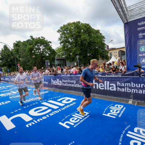 29.06.2025 - hella hamburg halbmarathon Zöllner http://msf.ph/oto/8407787 29.06.2025 10:42:38 Ziel 1209, 1735, 4235, 7508, 13446, 13483, 16295, 16333, 17000, 17016, 18275, 18632, 18680 meine-sportfotos.de