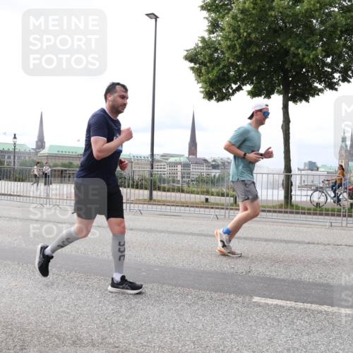 29.06.2025 - hella hamburg halbmarathon Lena Gebhardt http://msf.ph/oto/8407792 29.06.2025 10:24:39 Lombardsbrücke 1005, 1009, 1064, 1352, 1395, 2108, 2132, 2249, 2280, 2477, 2944, 3053, 3099, 3113, 3132, 3285, 3421, 3786, 4008, 4010, 4111, 4162, 4221, 4444, 4464, 4684, 4719, 5126, 5138, 5829, 5830, 6261, 6478, 6524, 6526, 6570, 7528, 7920, 7975, 8167, 8187, 8297, 9063, 10907, 11651, 11816, 11817, 12070, 12210, 12303, 13111, 13113, 13380, 13573, 13638, 13711, 14143, 14898, 15124, 15975, 17535, 18194, 18198 meine-sportfotos.de