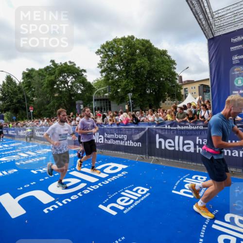 29.06.2025 - hella hamburg halbmarathon Zöllner http://msf.ph/oto/8407794 29.06.2025 10:42:38 Ziel 1209, 1735, 4235, 7508, 13446, 13483, 16295, 16333, 17000, 17016, 18275, 18632, 18680 meine-sportfotos.de