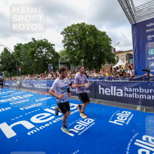 29.06.2025 - hella hamburg halbmarathon Zöllner http://msf.ph/oto/8407800 29.06.2025 10:42:38 Ziel 1209, 1735, 4235, 7508, 13446, 13483, 16295, 16333, 17000, 17016, 18275, 18632, 18680 meine-sportfotos.de