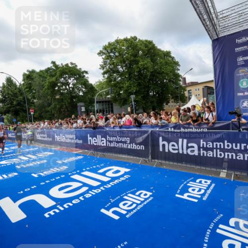 29.06.2025 - hella hamburg halbmarathon Zöllner http://msf.ph/oto/8407815 29.06.2025 10:42:40 Ziel 1700, 1735, 4235, 7508, 13483, 17000, 17016, 18275, 18632 meine-sportfotos.de