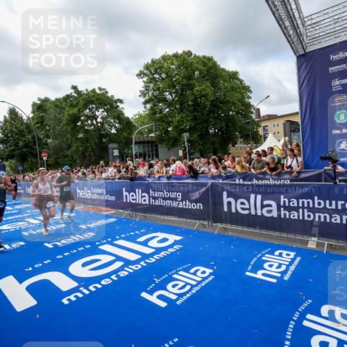 29.06.2025 - hella hamburg halbmarathon Zöllner http://msf.ph/oto/8407837 29.06.2025 10:42:41 Ziel 1700, 1735, 4235, 7508, 9371, 9534, 13483, 17000, 18275, 18632 meine-sportfotos.de