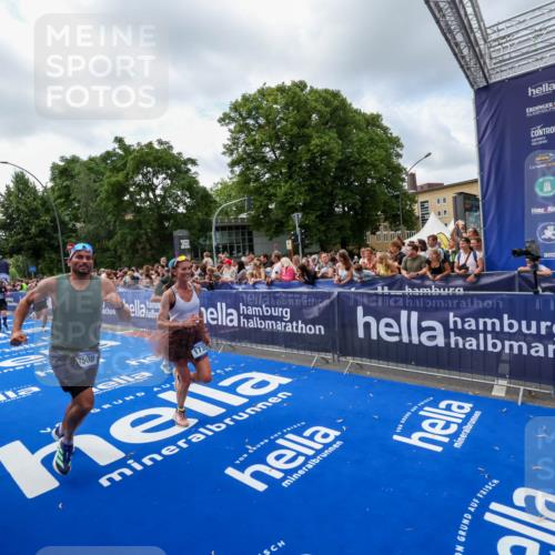 29.06.2025 - hella hamburg halbmarathon Zöllner http://msf.ph/oto/8407848 29.06.2025 10:42:41 Ziel 1700, 1735, 4235, 7508, 9371, 9534, 13483, 17000, 18275, 18632 meine-sportfotos.de