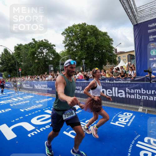 29.06.2025 - hella hamburg halbmarathon Zöllner http://msf.ph/oto/8407856 29.06.2025 10:42:42 Ziel 1700, 1735, 4235, 7508, 9371, 9534, 13483, 17000, 18275, 18632 meine-sportfotos.de