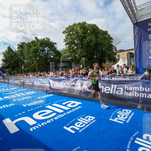 29.06.2025 - hella hamburg halbmarathon Zöllner http://msf.ph/oto/8407865 29.06.2025 10:16:25 Ziel 11409 meine-sportfotos.de