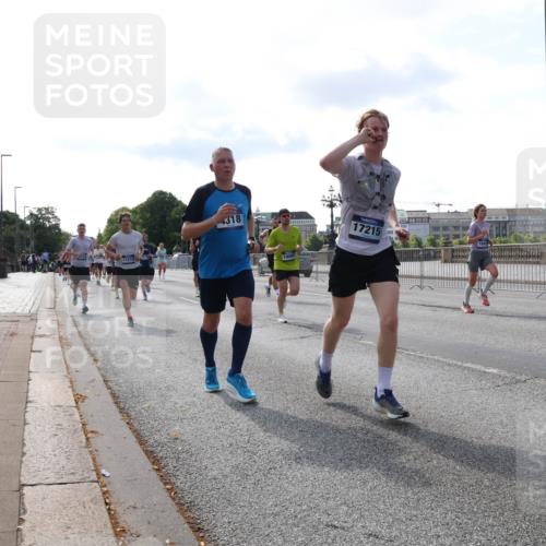 29.06.2025 - hella hamburg halbmarathon Lena Gebhardt http://msf.ph/oto/8407869 29.06.2025 09:49:51 Lombardsbrücke 17214, 318, 17215, 1343, 1445, 1615, 1800, 1975, 2324, 2415, 2573, 2750, 2949, 2980, 3014, 3136, 3282, 3431, 3530, 4148, 4303, 4318, 4425, 4528, 4766, 5248, 6095, 6123, 6682, 7035, 7229, 7495, 7796, 8370, 8465, 8629, 8925, 9264, 9265, 9294, 9296, 9686, 9914, 9979, 10680, 10894, 10930, 11765, 12327, 12839, 13141, 13457, 13800, 14077, 14204, 14359, 14374, 14560, 14629, 14667, 14688, 14789, 15094 meine-sportfotos.de