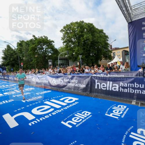 29.06.2025 - hella hamburg halbmarathon Zöllner http://msf.ph/oto/8407891 29.06.2025 10:16:37 Ziel 3944, 11864 meine-sportfotos.de