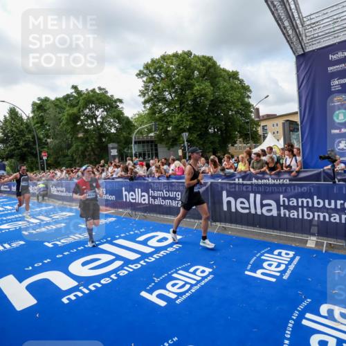29.06.2025 - hella hamburg halbmarathon Zöllner http://msf.ph/oto/8407892 29.06.2025 10:42:44 Ziel 1700, 9371, 9534, 13483, 17000, 18275, 18632 meine-sportfotos.de