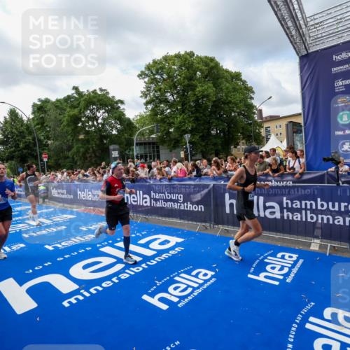 29.06.2025 - hella hamburg halbmarathon Zöllner http://msf.ph/oto/8407900 29.06.2025 10:42:44 Ziel 1700, 9371, 9534, 13483, 17000, 18275, 18632 meine-sportfotos.de