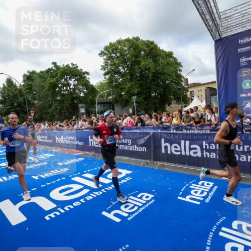 29.06.2025 - hella hamburg halbmarathon Zöllner http://msf.ph/oto/8407906 29.06.2025 10:42:45 Ziel 1700, 9371, 9534, 13483, 13725, 17000, 18275, 18632 meine-sportfotos.de