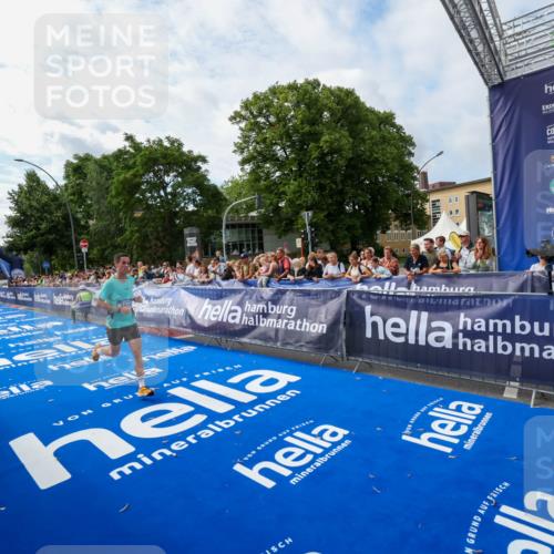 29.06.2025 - hella hamburg halbmarathon Zöllner http://msf.ph/oto/8407918 29.06.2025 10:16:37 Ziel 3944, 11864 meine-sportfotos.de
