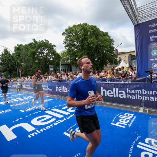 29.06.2025 - hella hamburg halbmarathon Zöllner http://msf.ph/oto/8407930 29.06.2025 10:42:46 Ziel 1700, 9371, 9534, 13725, 14560, 17000, 18275 meine-sportfotos.de