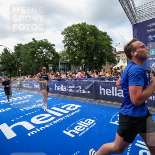 29.06.2025 - hella hamburg halbmarathon Zöllner http://msf.ph/oto/8407938 29.06.2025 10:42:46 Ziel 1700, 9371, 9534, 13725, 14560, 17000, 18275 meine-sportfotos.de