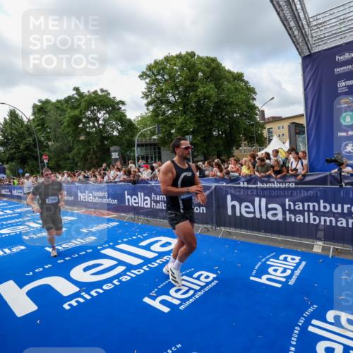 29.06.2025 - hella hamburg halbmarathon Zöllner http://msf.ph/oto/8407946 29.06.2025 10:42:46 Ziel 1700, 9371, 9534, 13725, 14560, 17000, 18275 meine-sportfotos.de