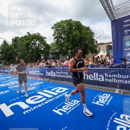 29.06.2025 - hella hamburg halbmarathon Zöllner http://msf.ph/oto/8407952 29.06.2025 10:42:47 Ziel 1700, 7105, 9371, 9534, 13725, 14560, 14813, 17000 meine-sportfotos.de