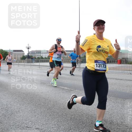 29.06.2025 - hella hamburg halbmarathon Lena Gebhardt http://msf.ph/oto/8407954 29.06.2025 10:04:06 Lombardsbrücke 1358, 103, 9280, 8422, 13173, 1032, 1355, 1367, 2277, 2759, 2979, 3488, 4095, 4488, 4587, 5058, 5354, 5363, 5365, 5396, 5613, 5976, 6142, 6706, 6709, 7006, 7017, 7306, 7485, 8177, 8217, 8421, 8422, 8423, 8469, 8484, 8727, 9280, 9526, 9899, 10389, 10756, 11402, 11511, 11582, 11614, 12004, 12005, 12336, 12653, 12998, 13173, 13583, 14340, 14436, 14917, 15520, 15525, 15678, 15859, 16099, 16113, 16621, 17071, 17098, 17437 meine-sportfotos.de