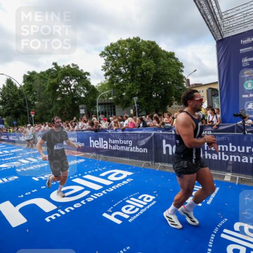 29.06.2025 - hella hamburg halbmarathon Zöllner http://msf.ph/oto/8407960 29.06.2025 10:42:47 Ziel 1700, 7105, 9371, 9534, 13725, 14560, 14813, 17000 meine-sportfotos.de