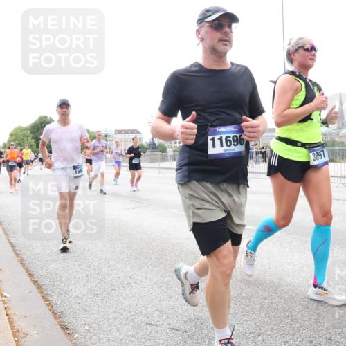 29.06.2025 - hella hamburg halbmarathon Lena Gebhardt http://msf.ph/oto/8408049 29.06.2025 10:50:39 Lombardsbrücke 166, 1674, 11696, 3897, 1129, 1208, 1259, 1828, 1930, 2047, 2200, 2358, 3184, 3203, 3229, 3647, 3680, 3710, 3805, 3838, 3897, 4168, 4642, 4695, 4771, 4848, 4961, 5119, 5131, 5997, 6178, 6680, 6830, 7133, 7141, 7161, 7505, 7677, 7755, 7938, 8200, 8299, 8779, 8833, 8834, 8986, 9096, 9168, 9933, 10029, 10286, 10437, 10552, 10614, 10636, 10744, 11426, 11577, 11696, 11716, 12079, 12392, 12393, 13846, 13887, 14102, 14144, 14534, 14591, 14940, 15017, 15230, 15416 meine-sportfotos.de