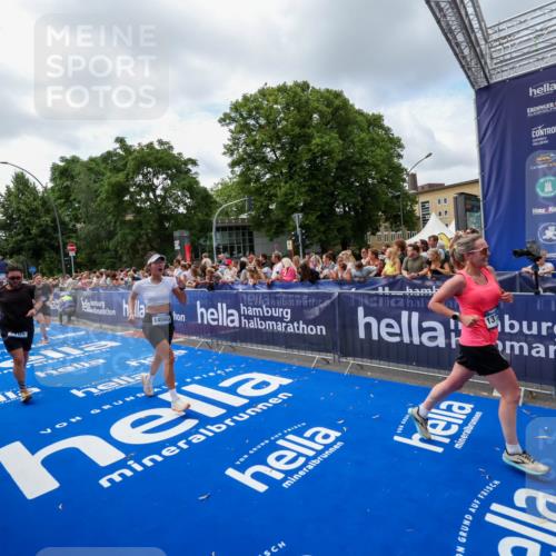 29.06.2025 - hella hamburg halbmarathon Zöllner http://msf.ph/oto/8408067 29.06.2025 10:42:53 Ziel 5011, 5477, 7105, 13398, 13725, 14447, 14560, 14813, 15297, 15301, 15851, 18559, 18659 meine-sportfotos.de