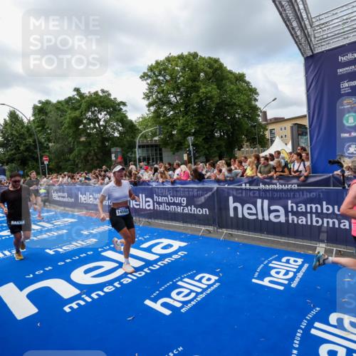 29.06.2025 - hella hamburg halbmarathon Zöllner http://msf.ph/oto/8408079 29.06.2025 10:42:53 Ziel 5011, 5477, 7105, 13398, 13725, 14447, 14560, 14813, 15297, 15301, 15851, 18559, 18659 meine-sportfotos.de