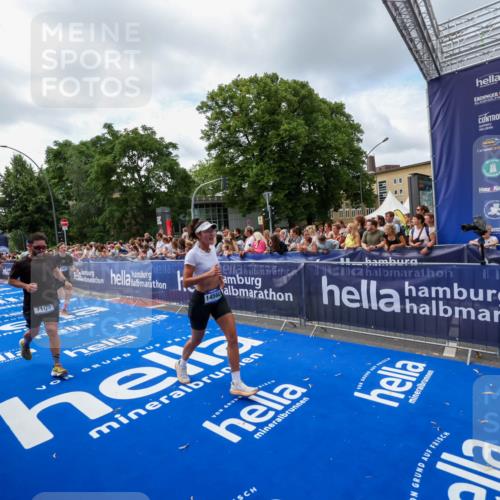 29.06.2025 - hella hamburg halbmarathon Zöllner http://msf.ph/oto/8408093 29.06.2025 10:42:54 Ziel 5011, 5477, 7105, 13398, 13725, 14447, 14560, 14813, 14849, 15297, 15301, 15851, 18559, 18659 meine-sportfotos.de