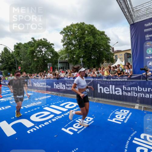 29.06.2025 - hella hamburg halbmarathon Zöllner http://msf.ph/oto/8408103 29.06.2025 10:42:54 Ziel 5011, 5477, 7105, 13398, 13725, 14447, 14560, 14813, 14849, 15297, 15301, 15851, 18559, 18659 meine-sportfotos.de