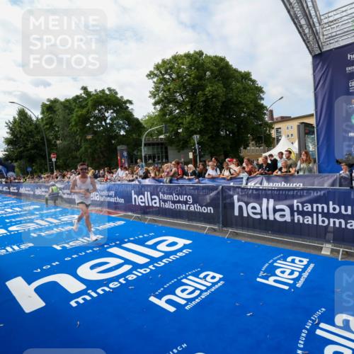 29.06.2025 - hella hamburg halbmarathon Zöllner http://msf.ph/oto/8408108 29.06.2025 10:17:05 Ziel 4116, 16529 meine-sportfotos.de