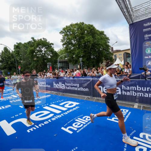 29.06.2025 - hella hamburg halbmarathon Zöllner http://msf.ph/oto/8408111 29.06.2025 10:42:54 Ziel 5011, 5477, 7105, 13398, 13725, 14447, 14560, 14813, 14849, 15297, 15301, 15851, 18559, 18659 meine-sportfotos.de