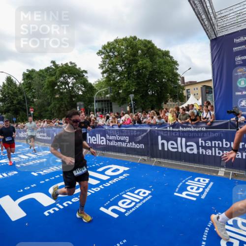 29.06.2025 - hella hamburg halbmarathon Zöllner http://msf.ph/oto/8408117 29.06.2025 10:42:54 Ziel 5011, 5477, 7105, 13398, 13725, 14447, 14560, 14813, 14849, 15297, 15301, 15851, 18559, 18659 meine-sportfotos.de