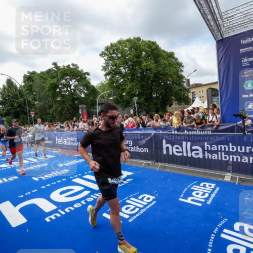 29.06.2025 - hella hamburg halbmarathon Zöllner http://msf.ph/oto/8408123 29.06.2025 10:42:55 Ziel 5011, 5477, 7105, 13398, 14447, 14560, 14813, 14849, 15297, 15301, 15851, 18559, 18659 meine-sportfotos.de