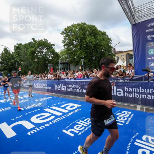 29.06.2025 - hella hamburg halbmarathon Zöllner http://msf.ph/oto/8408130 29.06.2025 10:42:55 Ziel 5011, 5477, 7105, 13398, 14447, 14560, 14813, 14849, 15297, 15301, 15851, 18559, 18659 meine-sportfotos.de