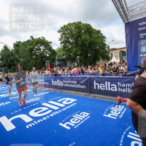 29.06.2025 - hella hamburg halbmarathon Zöllner http://msf.ph/oto/8408139 29.06.2025 10:42:55 Ziel 5011, 5477, 7105, 13398, 14447, 14560, 14813, 14849, 15297, 15301, 15851, 18559, 18659 meine-sportfotos.de