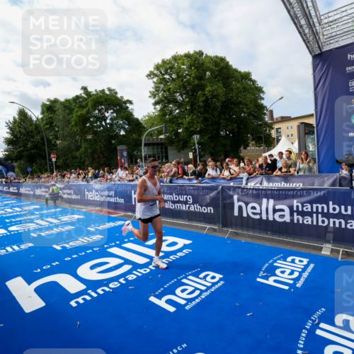 29.06.2025 - hella hamburg halbmarathon Zöllner http://msf.ph/oto/8408145 29.06.2025 10:17:05 Ziel 4116, 16529 meine-sportfotos.de