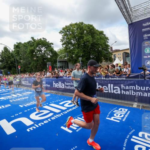 29.06.2025 - hella hamburg halbmarathon Zöllner http://msf.ph/oto/8408153 29.06.2025 10:42:56 Ziel 4823, 5011, 5477, 7105, 13398, 14447, 14813, 14849, 15297, 15301, 15851, 18559, 18659 meine-sportfotos.de
