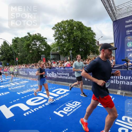 29.06.2025 - hella hamburg halbmarathon Zöllner http://msf.ph/oto/8408161 29.06.2025 10:42:56 Ziel 4823, 5011, 5477, 7105, 13398, 14447, 14813, 14849, 15297, 15301, 15851, 18559, 18659 meine-sportfotos.de
